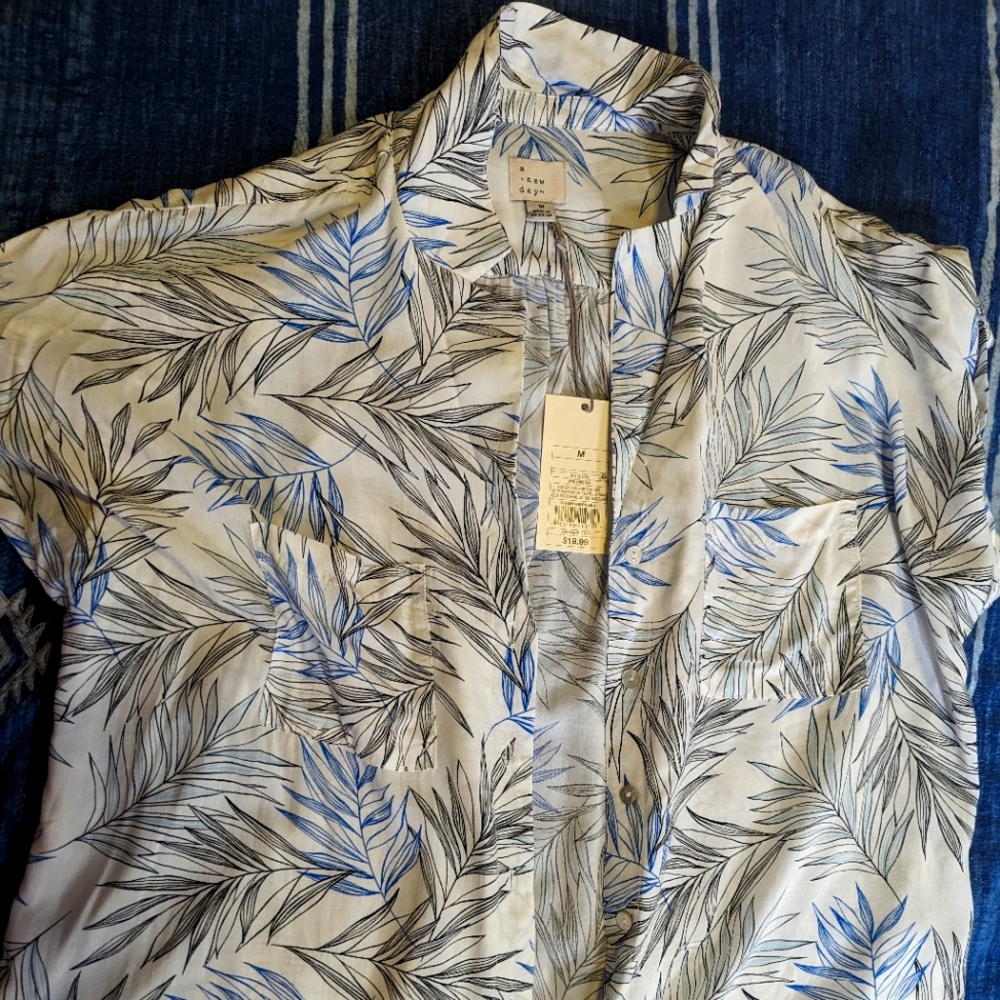 NWT short sleeve button down. Blue floral print. Medium.